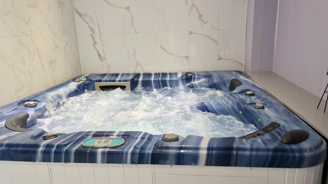 Fasthotel Oloron Hostellerie Du Paon Blanc Lurbe-Saint-Christau Eksteriør bilde
